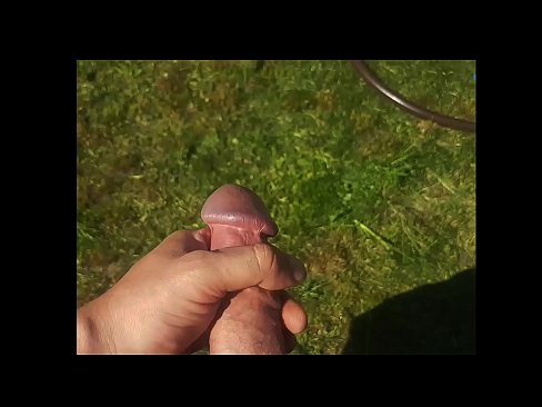 ❤️ A boazona fica com a rata rosa fodida e ejacula com um esguicho num jardim de Verão Porno vídeo em pt.yespornpics.ru ﹏