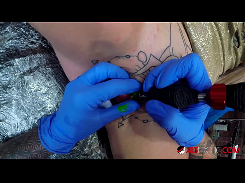 ❤️ Extremamente tatuada, a brasa Sully Savage fez uma tatuagem no seu clítoris Porno vídeo em pt.yespornpics.ru ﹏